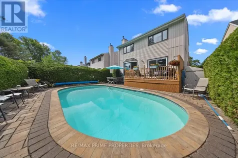 1085 Chateau Crescent Ottawa ON K1C 2C9