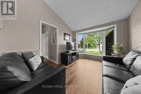 1085 Chateau Crescent Ottawa ON K1C 2C9