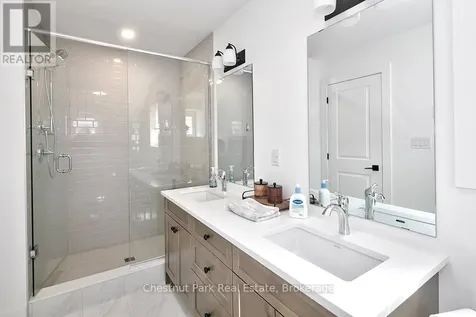 137 White Oak Crescent Blue Mountains ON L9Y 5T5