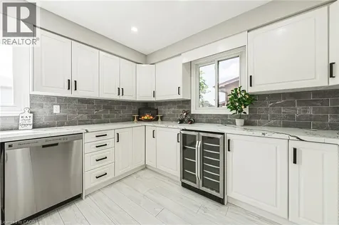 39 Parkwood Crescent Hamilton ON L8V 4Z9