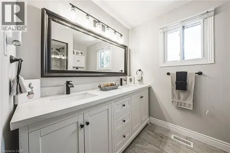 39 Parkwood Crescent Hamilton ON L8V 4Z9
