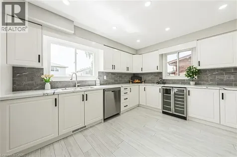 39 Parkwood Crescent Hamilton ON L8V 4Z9