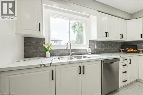 39 Parkwood Crescent Hamilton ON L8V 4Z9