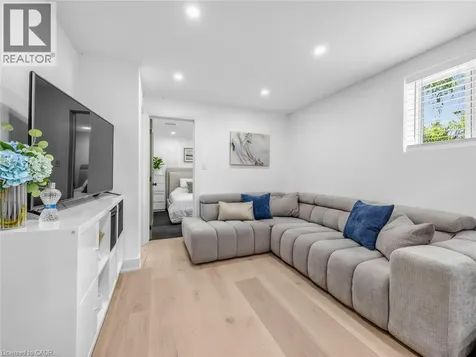 13 Swanhurst Boulevard Mississauga ON L5N 1B6