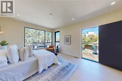 28 Dunsmore Gardens Toronto ON M3H 3M2