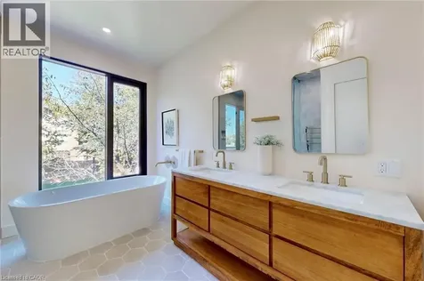 28 Dunsmore Gardens Toronto ON M3H 3M2