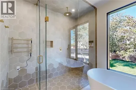 28 Dunsmore Gardens Toronto ON M3H 3M2