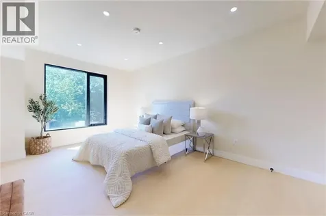 28 Dunsmore Gardens Toronto ON M3H 3M2