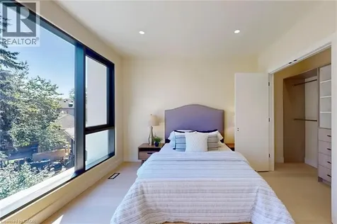28 Dunsmore Gardens Toronto ON M3H 3M2