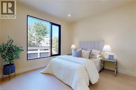 28 Dunsmore Gardens Toronto ON M3H 3M2