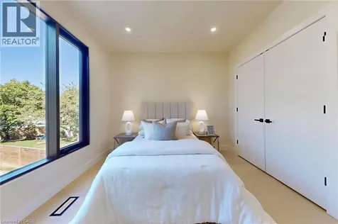 28 Dunsmore Gardens Toronto ON M3H 3M2
