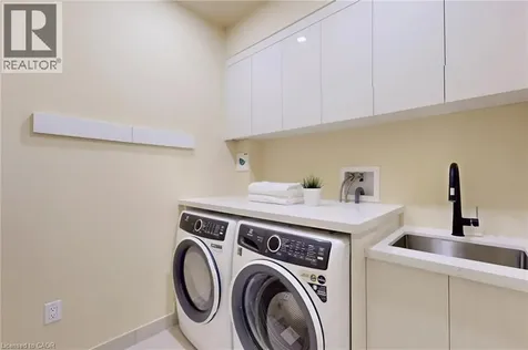 28 Dunsmore Gardens Toronto ON M3H 3M2