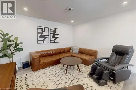 28 Dunsmore Gardens Toronto ON M3H 3M2