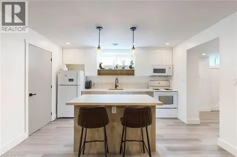28 Dunsmore Gardens Toronto ON M3H 3M2