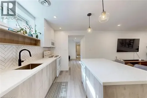28 Dunsmore Gardens Toronto ON M3H 3M2