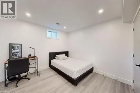 28 Dunsmore Gardens Toronto ON M3H 3M2