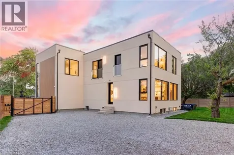 28 Dunsmore Gardens Toronto ON M3H 3M2