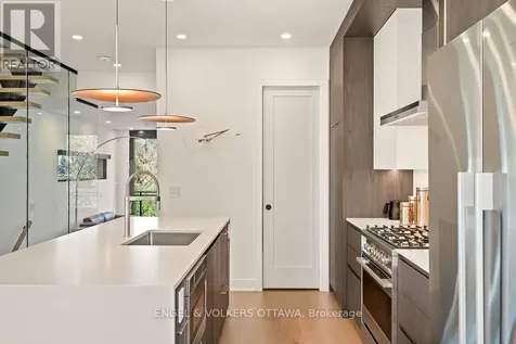 127 Peridot Private Ottawa ON K2C 3M3