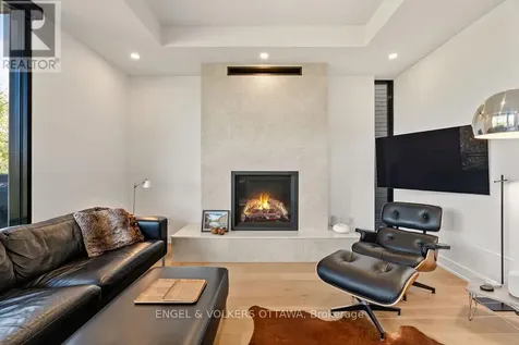127 Peridot Private Ottawa ON K2C 3M3