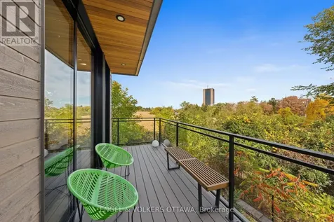 127 Peridot Private Ottawa ON K2C 3M3