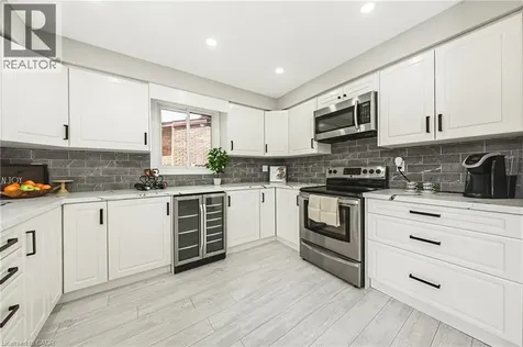 39 Parkwood Crescent Hamilton ON L8V 4Z9