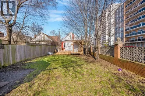 6 Ben Lomond Place Hamilton ON L8V 2S7