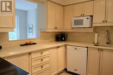 216C Plains Road West Road West Burlington (bayview) ON L7T 4L1