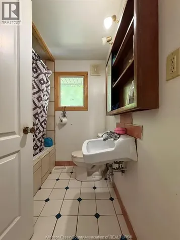 1566 Curry Avenue Windsor ON N9B 3P1