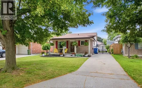 2509 Ellrose Windsor ON N8W 5E8