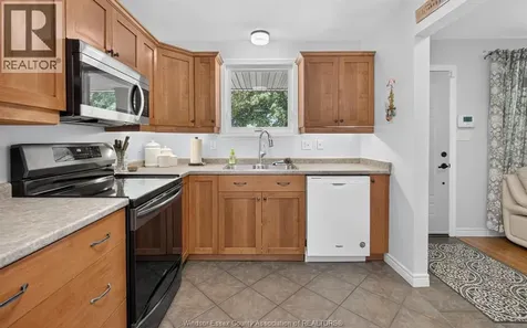 2509 Ellrose Windsor ON N8W 5E8