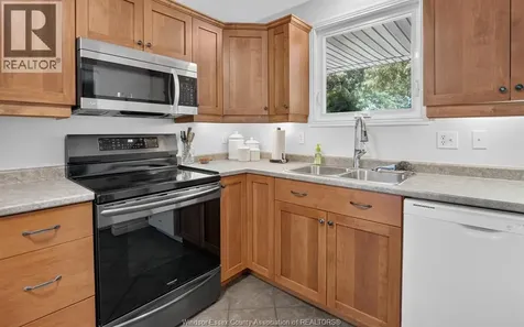 2509 Ellrose Windsor ON N8W 5E8