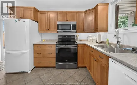 2509 Ellrose Windsor ON N8W 5E8
