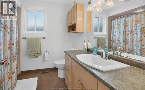 2509 Ellrose Windsor ON N8W 5E8