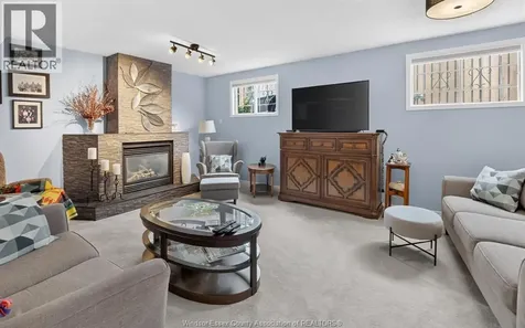 2509 Ellrose Windsor ON N8W 5E8