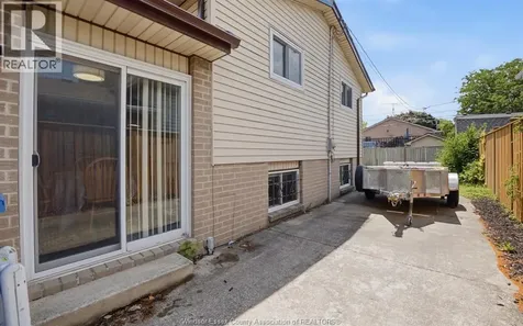2509 Ellrose Windsor ON N8W 5E8