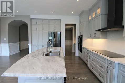 151 Bridgepointe Court Aurora ON L4G 3H8
