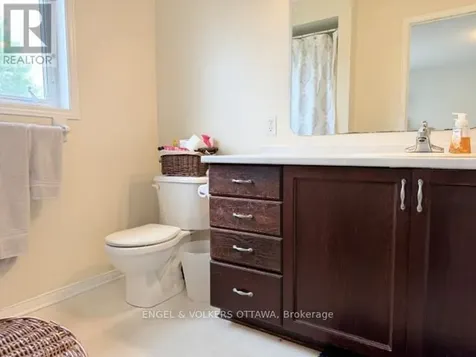 124 Landover Crescent Ottawa ON K2M 2W2