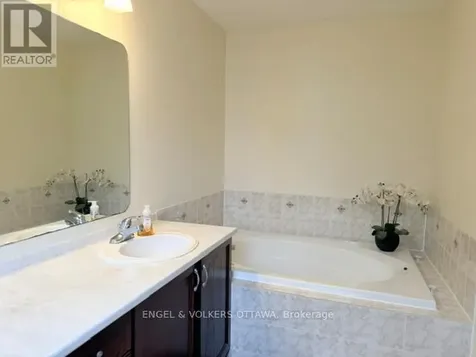 124 Landover Crescent Ottawa ON K2M 2W2