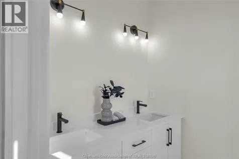 211 Rosewood Crescent Chatham ON N7M 0V4