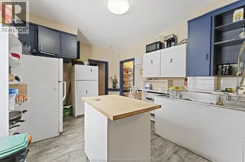 3060 Sandwich Windsor ON N9C 1A4