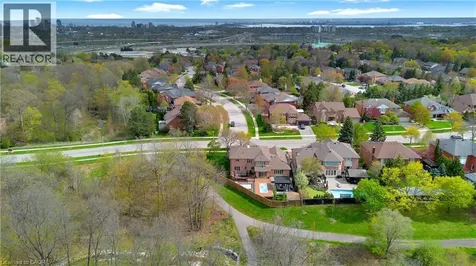 1398 Winterberry Drive Burlington ON L7P 4T4