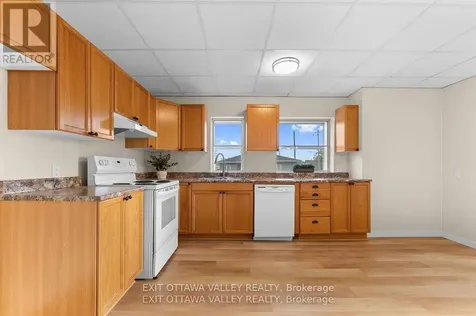 164 Maple Avenue Pembroke ON K8A 1L2