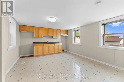 164 Maple Avenue Pembroke ON K8A 1L2