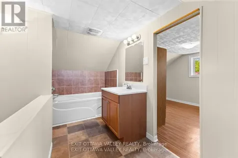 164 Maple Avenue Pembroke ON K8A 1L2