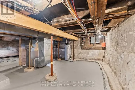 164 Maple Avenue Pembroke ON K8A 1L2