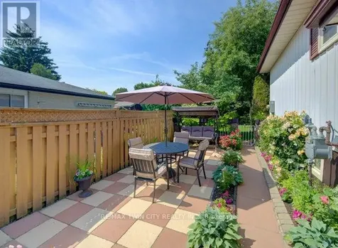141 Hazelglen Drive Kitchener ON N2M 2E6