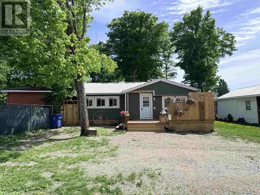 8 Wildwood Drive Heyden ON P6A 5K7