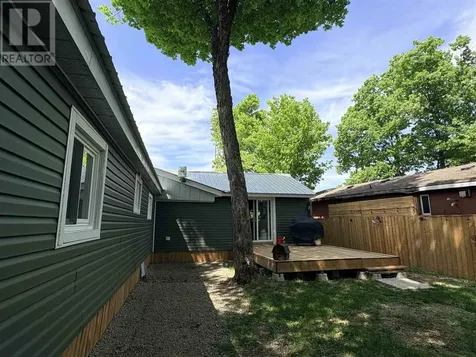 8 Wildwood Drive Heyden ON P6A 5K7