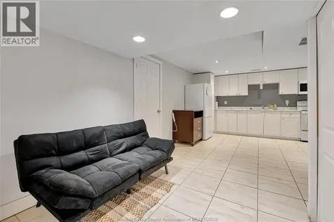 3966 Byng Windsor ON N8W 3J6