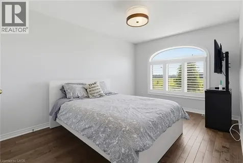 2092 English Crescent Burlington ON L7L 7B3